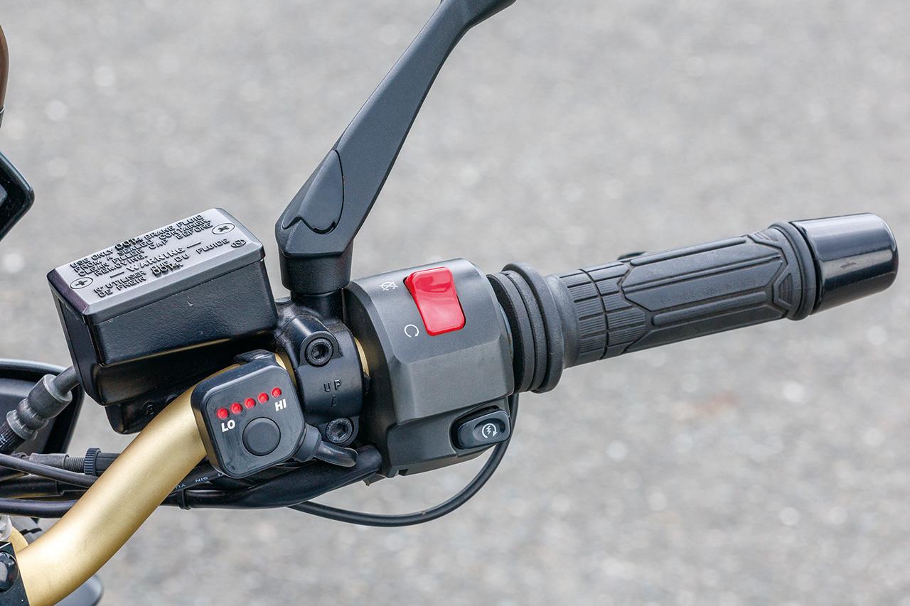 画像: ▲ZRX1200ダエグにはグリップヒーターをはじめ、スマートフォンなどの充電に便利なUSB電源、そしてツーリング時に欠かせないETC車載器まで装備されており、快適性と利便性の両面で優れたツーリングモデルに仕上がっていた。