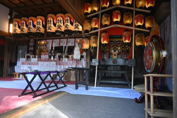 玉田神社の秋季例大祭で拝殿に安置された神輿　2025年9月21日　撮影：MKタクシー