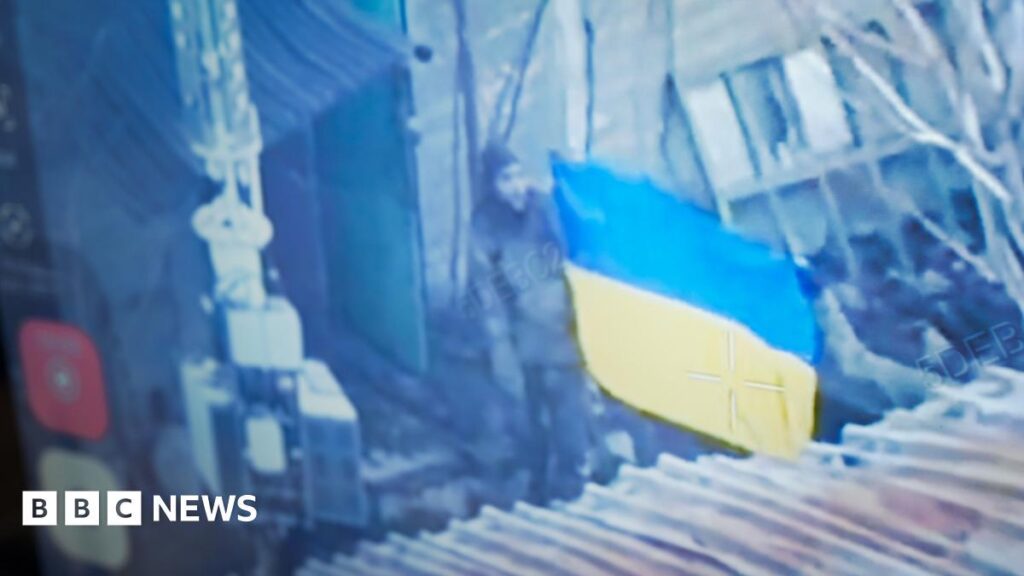 ウクライナ人が国旗を掲げ、ロシアが領有権を主張する都市で戦闘が続いていることをBBCに示す