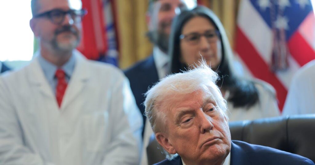 79歳のトランプ大統領、マリファナ大統領令に署名後居眠り