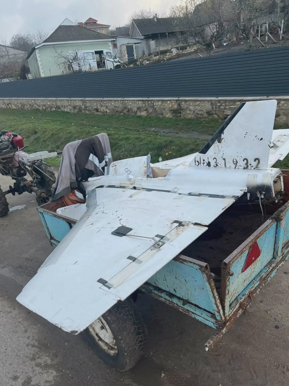 ロシアの新型ガーベラ無人機がモルドバ上空を飛行しペペニに落下、今度は地元住民が部品を取り出すために分解した