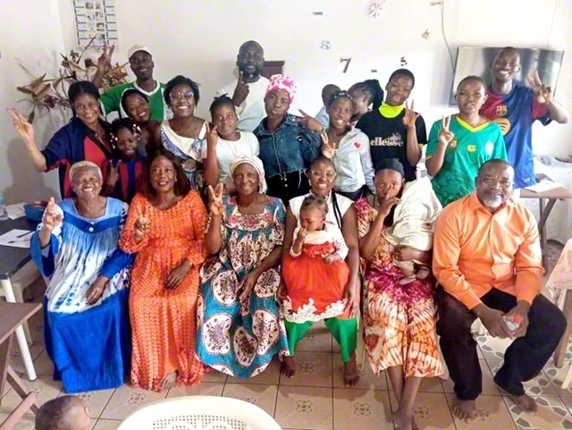 試験を終え、喜びと感謝にあふれる同志。歓喜の心で広布前進を約し合った（同）