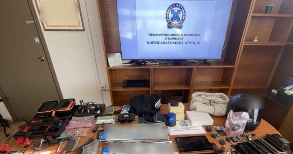 キフィシアの会社員男性2人から18万ユーロを強奪、犯人は銃まで取り出して金を奪った：両名とも強盗容疑で他に19回逮捕されている