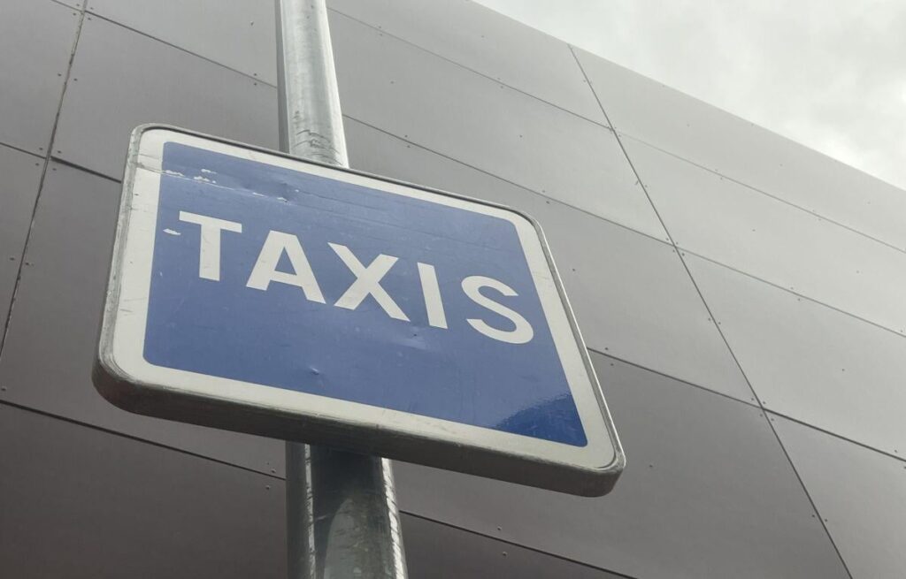 タクシー運転手は免許証を譲渡すれば運転手になれるが、新たな免許は取得できなくなる