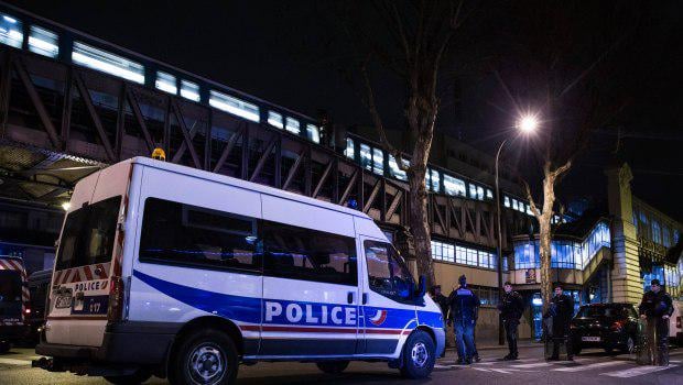 パリ地下鉄でナイフ襲撃 – 女性3人が負傷、襲撃犯は逮捕