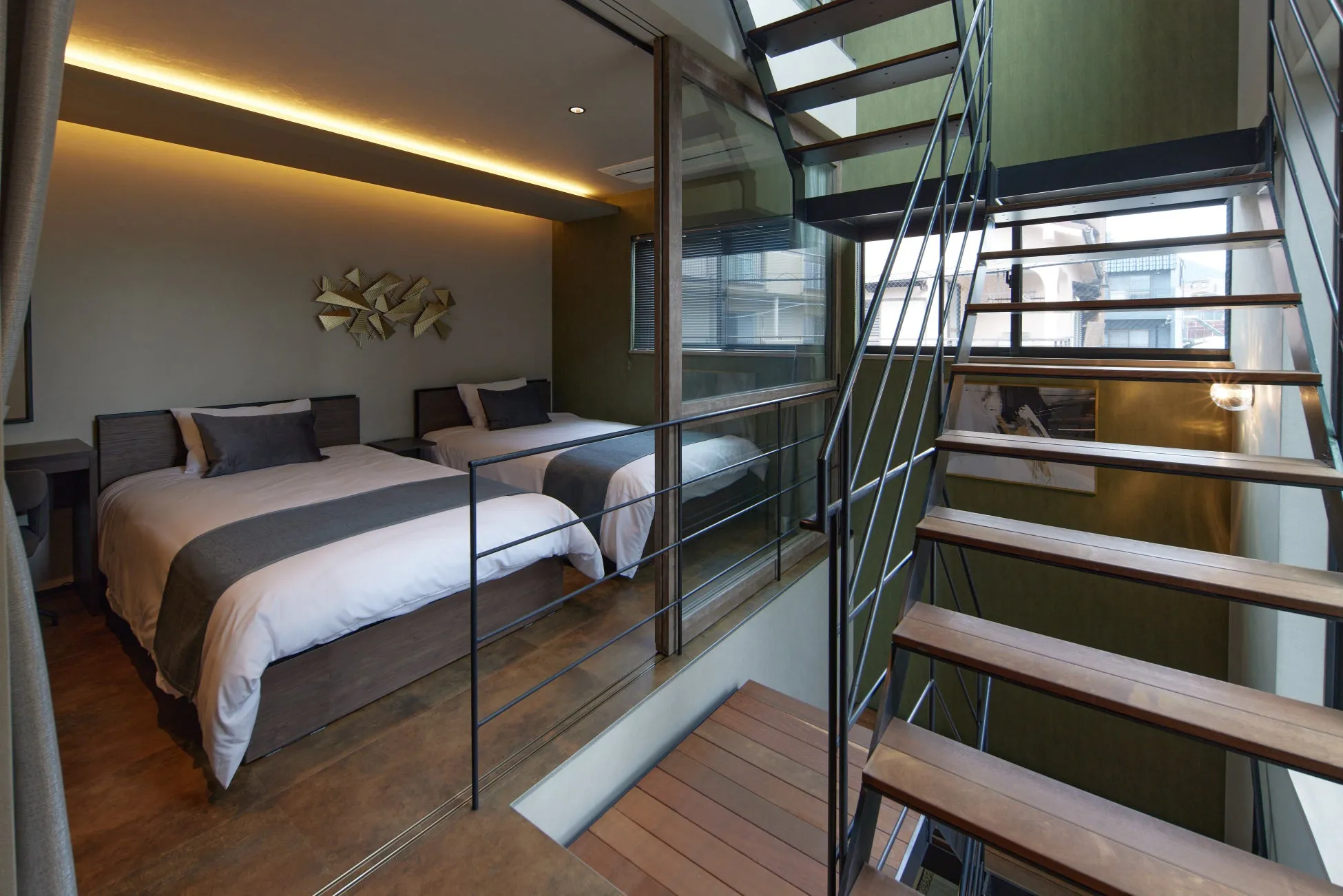 2つのベッドと階段のあるモダンなインテリア