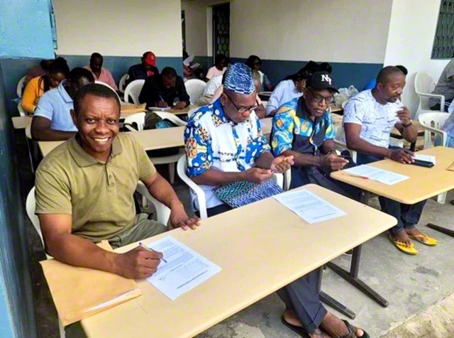 試験に挑む求道の友。研さんの成果を十分に発揮した（同）