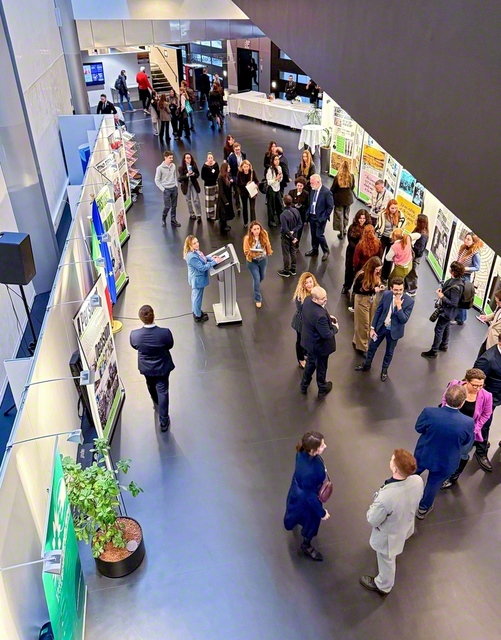 センツァトミカとして100回目の開催となった、欧州議会での展示会。元フィレンツェ市長のダリオ・ナルデッラ同議会議員ら要人も多く訪れた（同）