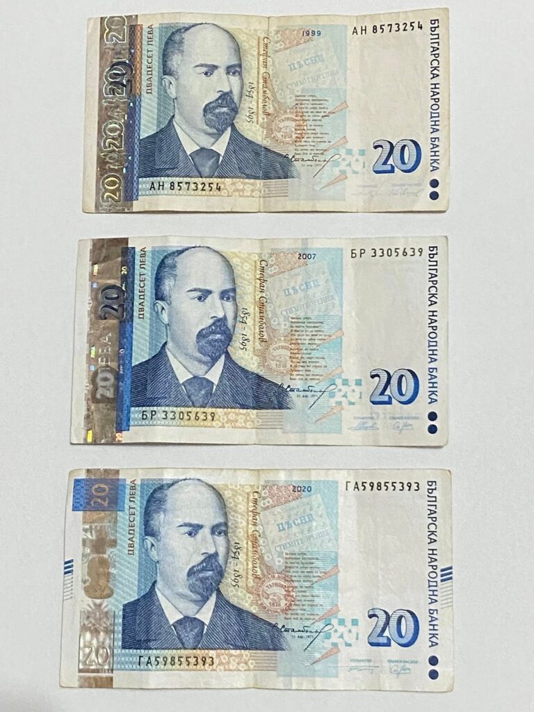 昨日お金を引き出すためにATMに行ったら、3世代の20札（1999年、2007年、2020年）をくれました。