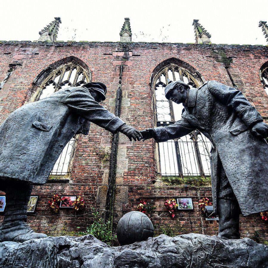 111年前の今日、イギリスとドイツの兵士はクリスマスの日に「ノーマンズランド」でサッカーの試合をするために第一次世界大戦での戦闘を中止した