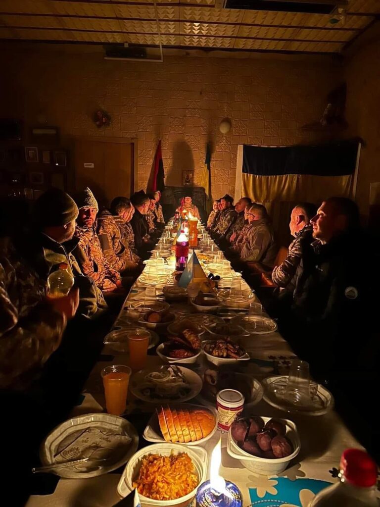 クリスマスイブのディナーのためにテーブルに集まったウクライナ軍の兵士たち。