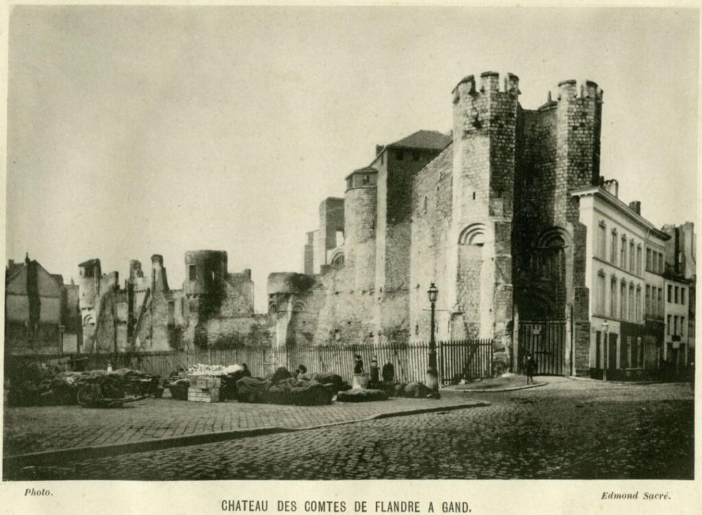 当時と今;大規模な修復が始まる直前の 1893 年、ゲントのフランドル伯の城。当時は記念碑の保存がよく知られていなかったため、城の状態は劣悪でした。1884 年頃までは城自体に綿工場があり、城壁に沿って労働者用の家が建てられていました。