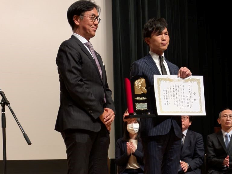 写真(表彰状・トロフィー授与)