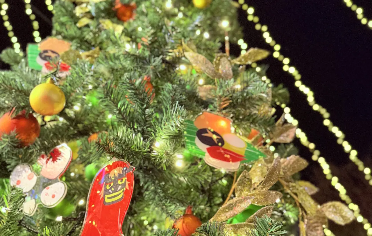 「クリスマスマーケット 2025 in 高知」に飾られた「よさこい高知文化祭2026」をPRする“よさぶんツリー”