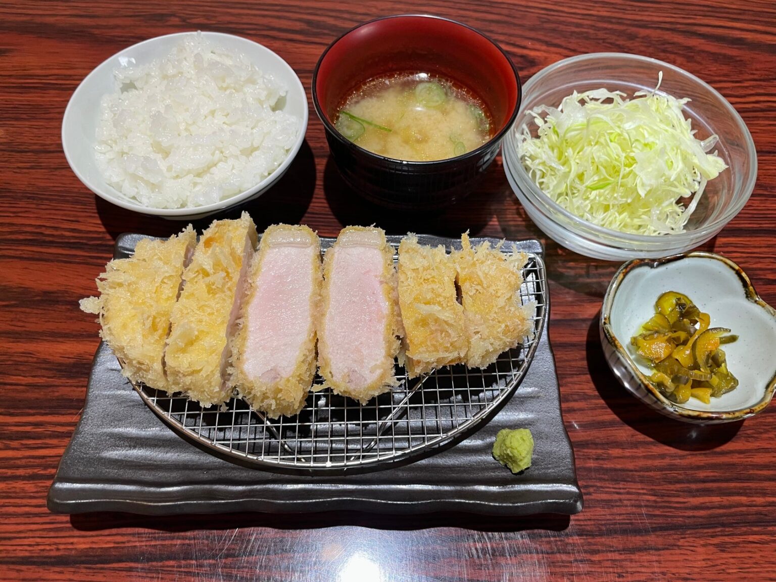 【横浜市 こだわりの白とんかつ専門店「とんかつ六角箸」】が期間限定でお客様還元イベント！2025年12月23日〜25日歳の瀬三日間のお振る舞いイベント&新年お年玉キャンペーンを開催！ | 株式会社開物成務のプレスリリース