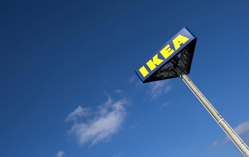 オランダ・デルフトにあるIKEAコンセプトセンター（イケアブランドの所有者インター・イケアの本部兼家具店）の外観に掲げられたイケアのロゴ（2016年3月16日撮影）