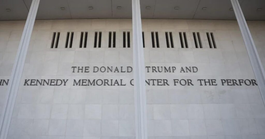 トランプ大統領のせいで名前が変更された文化センターでの公演をアーティストたちが次々とキャンセル