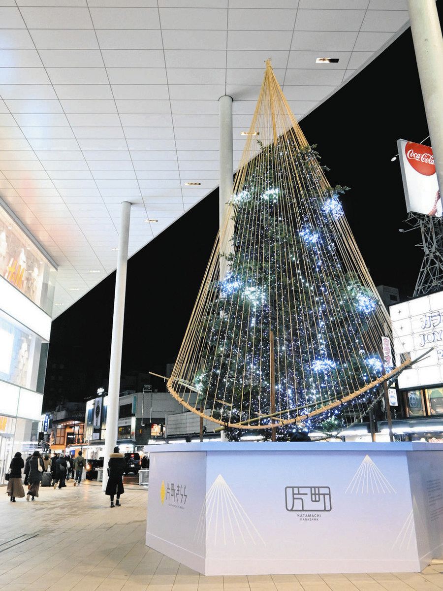 雪つりをイメージしたイルミネーション＝金沢市片町で
