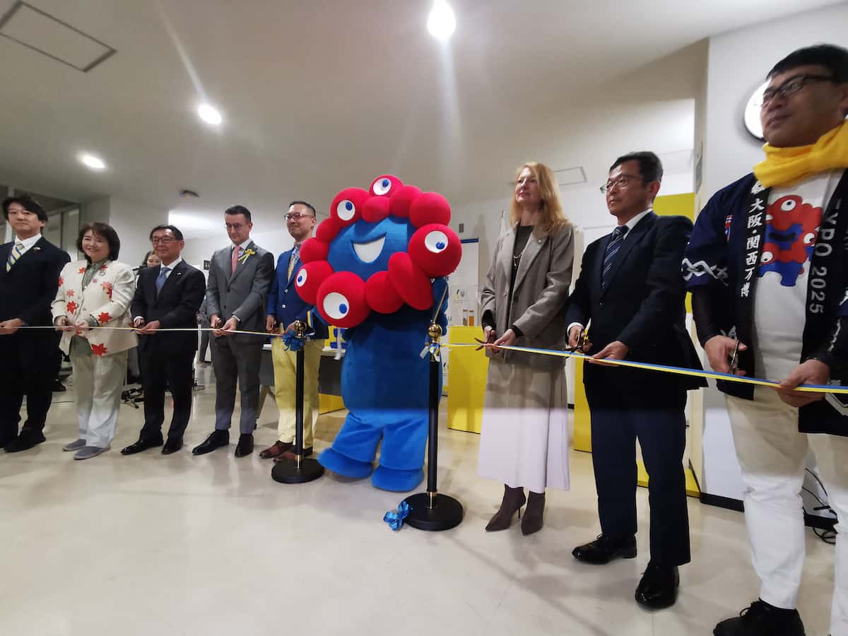 神戸学院大で展示開始を記念して行われた式典。万博の公式キャラクター「ミャクミャク」も登場した