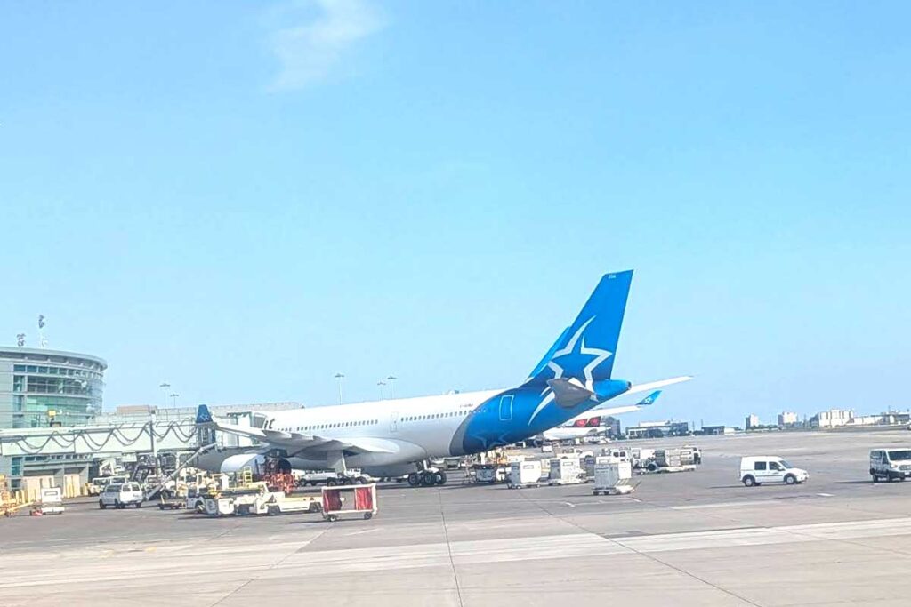 バンクーバー空港に駐機中のAir Transat機。2025年7月4日。撮影　日加トゥデイ