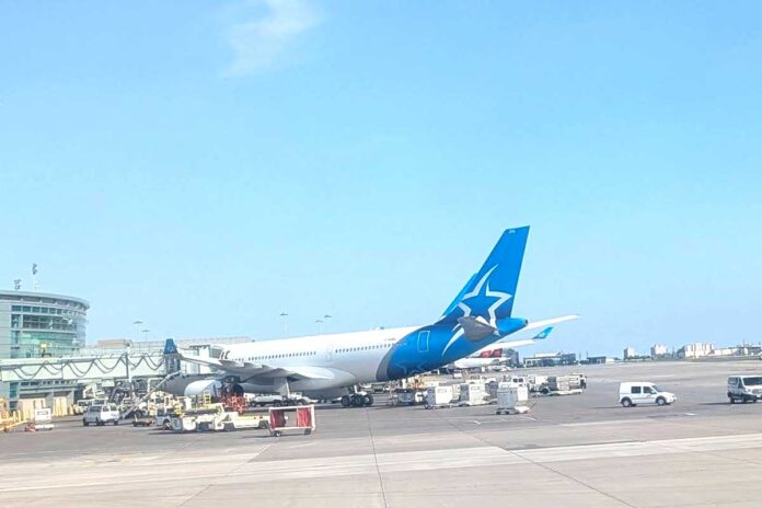 バンクーバー空港に駐機中のAir Transat機。2025年7月4日。撮影　日加トゥデイ