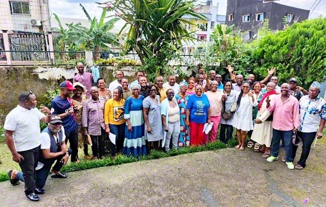 異体同心の団結で教学実力試験に臨んだカメルーンの友が記念のカメラに（10月）