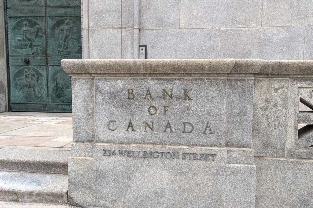 カナダ銀行金利据え置き、インフレ率安定と失業率改善で | 日加トゥデイ/JC Today カナダ銀行入り口。2025年4月2日、オンタリオ州オタワ市。撮影 日加トゥデイ