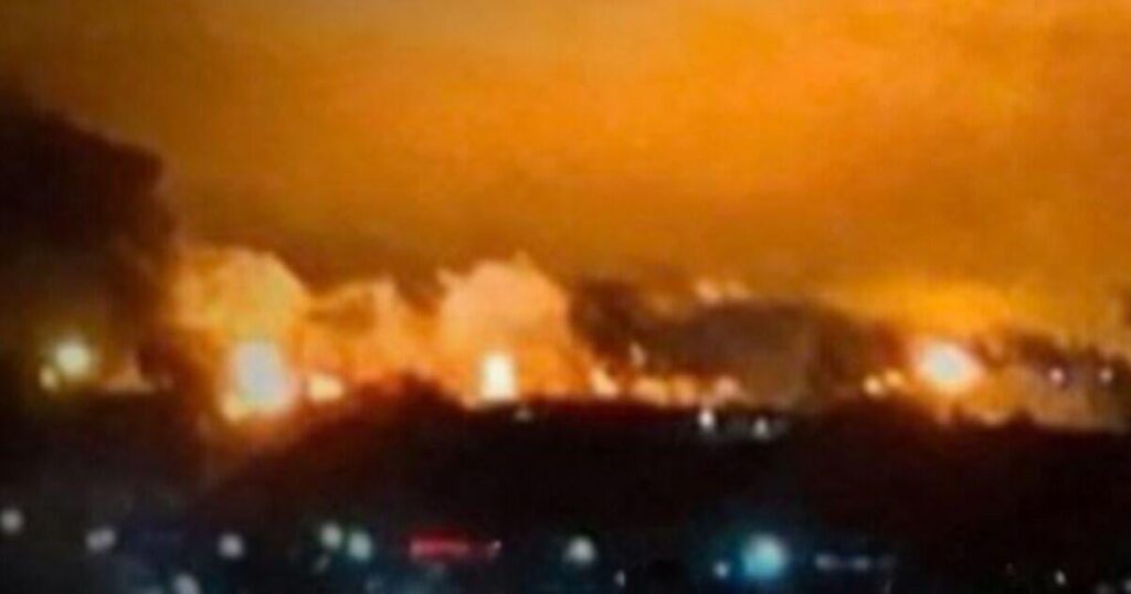 大規模なドローン攻撃の後、主要製油所で大規模な火災が発生し、ロシアが炎上