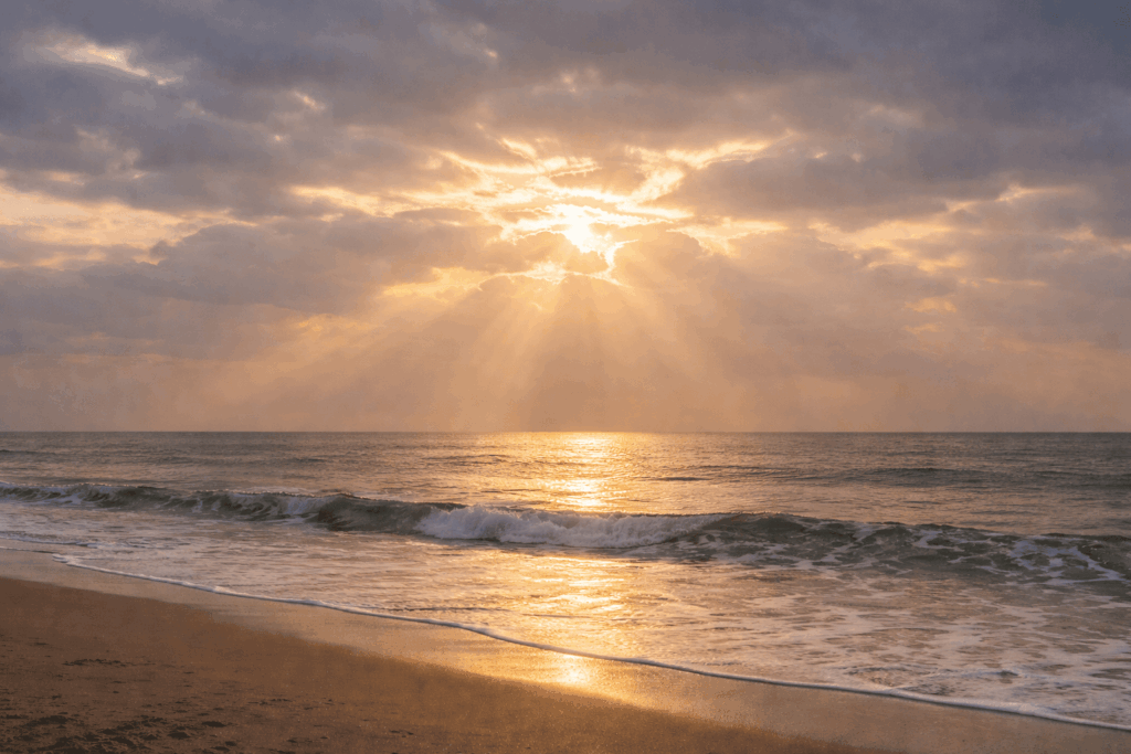 曇り空から朝日が差す光景