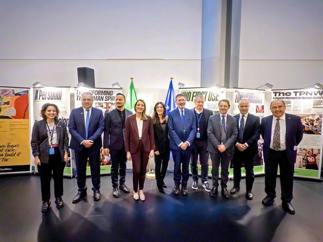 ロベルタ・メツォラ欧州議会議長（左から4人目）が同議会議員、イタリア創価学会の代表らと記念のカメラに（ストラスブール市内で）