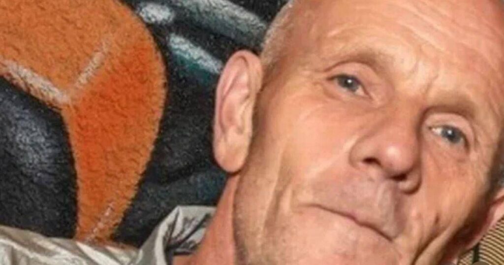 ユニオンジャックの旗を掲げている街灯柱から転落男性死亡