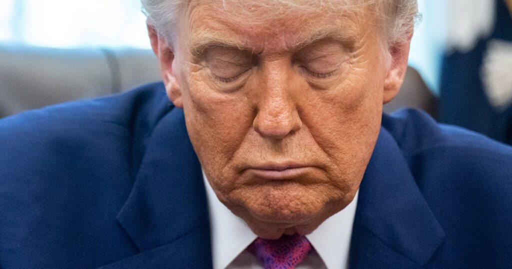 79歳のトランプ氏、和平協定署名中にまた居眠り