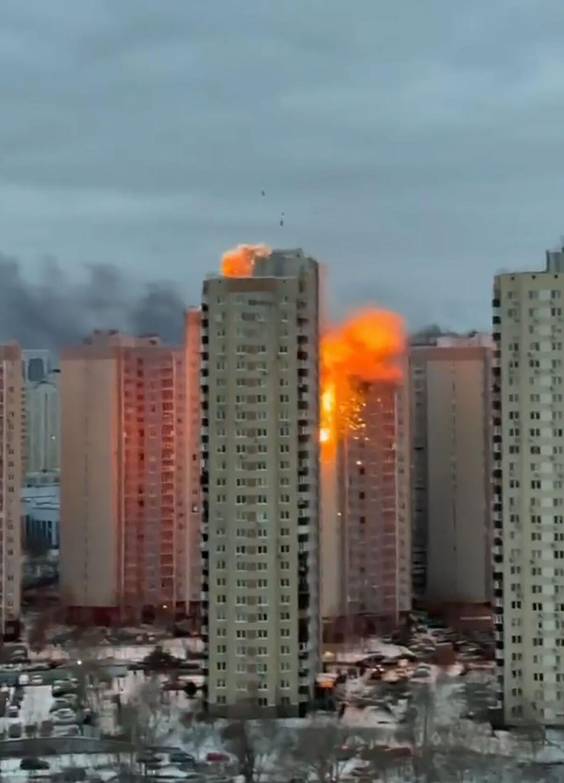 ロシア軍はキエフへの大規模な攻撃を開始した。攻撃は約12時間続いており、今も進行中、数十人が負傷、火災、住宅建物が損壊