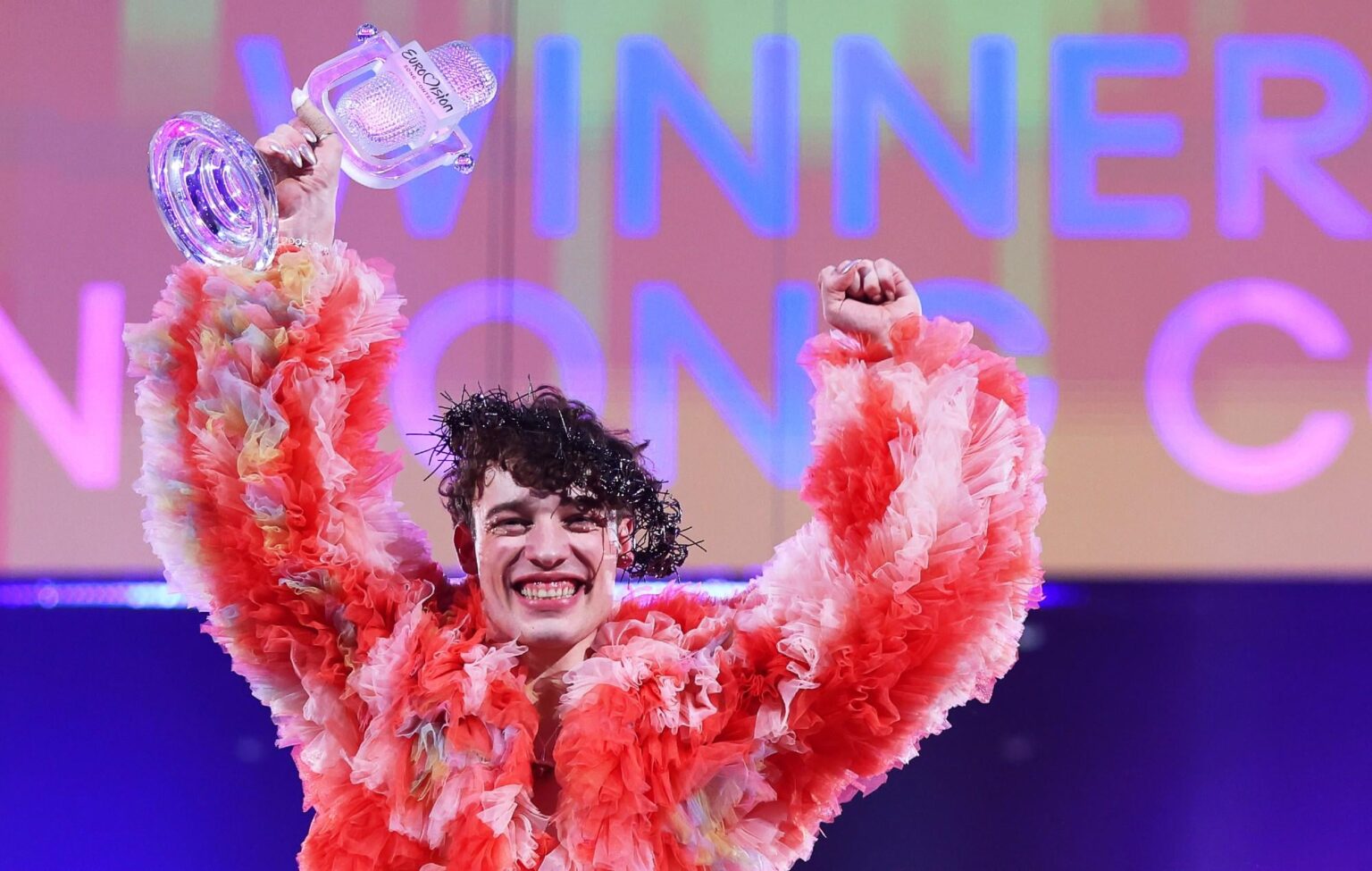ユーロビジョン優勝者のネモ、抗議のトロフィー返還
