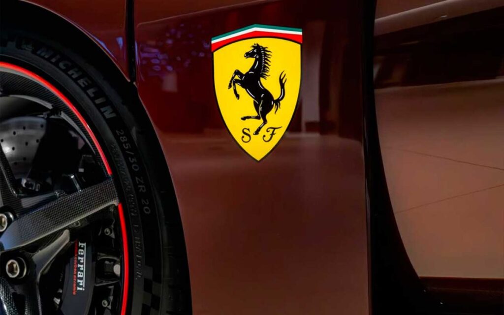 フェラーリF80がヨーロッパで初納車：1200馬力と火山にインスパイアされた壮大なカラーを備えた素晴らしい贈り物 - ItalPassion