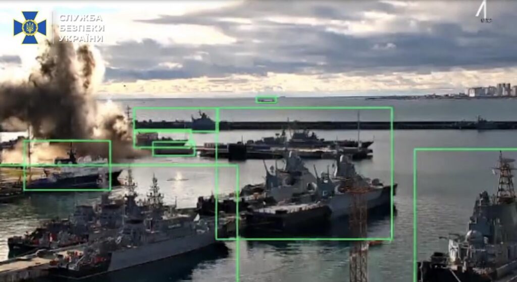 ロシア、前例のない攻撃でウクライナの水中ドローンにより潜水艦を失う。ウクライナ治安局（SBU）は、新型の水中無人機を使用してロシアのノヴォロシースク海軍基地を攻撃し、その過程でロシアの潜水艦を沈没させたと発表した。