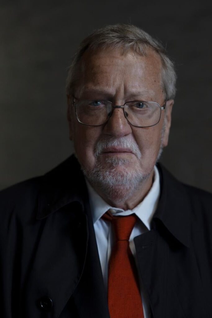 [Paywall] Stig Møller 氏によると、DR の問題は詐欺師ではなく、無関係な番組やテレビシリーズが多すぎることです。私たちはもっと「危険な」番組、もっと自由な言論、もっと風刺を必要としている。