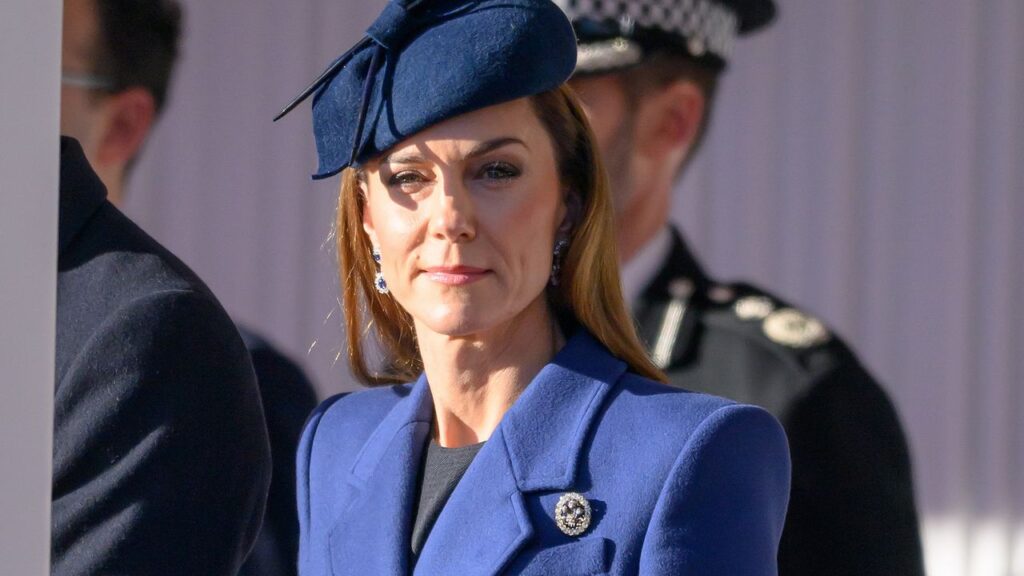 キャサリン妃、ドイツ大統領夫妻の歓迎式典で着用した特別なブローチとは | Vogue Japan キャサリン妃、ドイツ大統領夫妻の歓迎式典で着用した特別なブローチとは | Vogue Japan