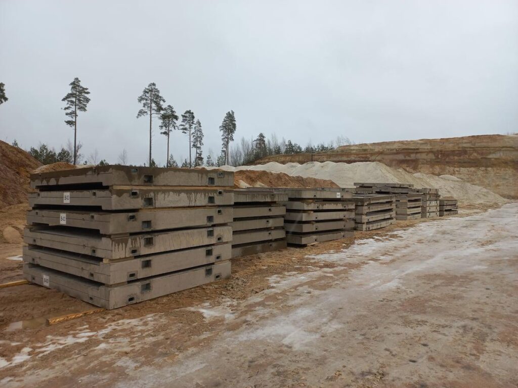 エストニア、ロシア国境に600か所ある地下壕のうち最初のものを建設