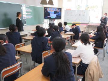 授業の導入で動画を視聴する6年生