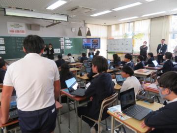 アメリカで大きなハンバーガーを食べたいと発表する6年生