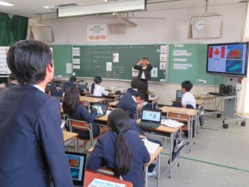 カナダでオーロラを見たいと発表する6年生