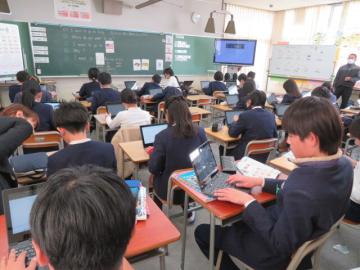 学習のふり返りを入力する6年生