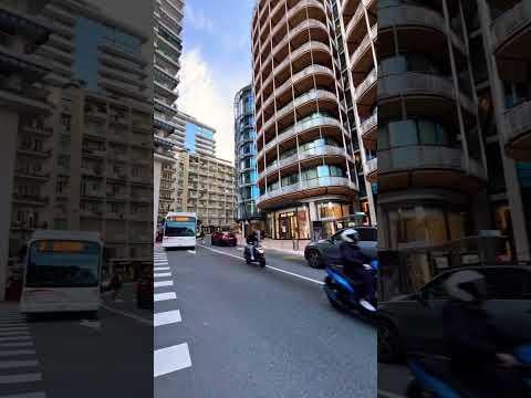 モナコの旧市街と港近くの通りを静かに散歩する様子を撮影しました。