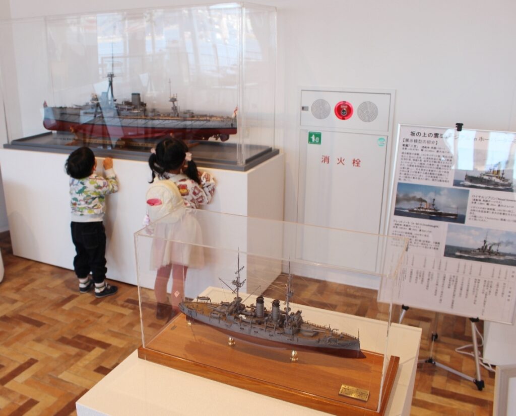 戦艦三笠やドレッドノート模型…大分市のホーバーターミナルで「坂の上の雲ミュージアム」収蔵物など展示 - 大分のニュースなら 大分合同新聞プレミアムオンライン Gate