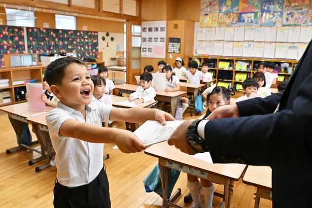 あすから冬休み　気になる通知表は　沖縄の小中校で終業式