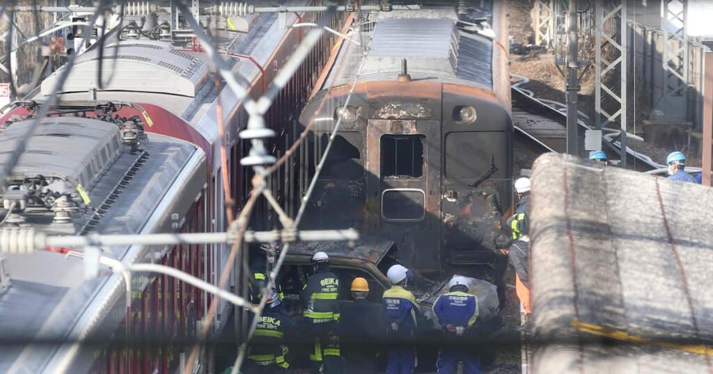 特急と接触の直前に別の車に追突か 近鉄京都線の踏切事故、追突された車の運転手は脱出 - 産経ニュース