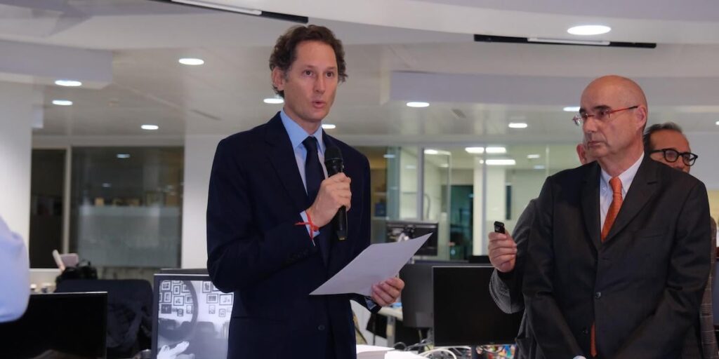 ギリシャのグループに販売される GEDI グループ (La Stampa と La Repubblica を含む) の新聞。ジャーナリストらは興奮、政府は指導者とCDRを招集