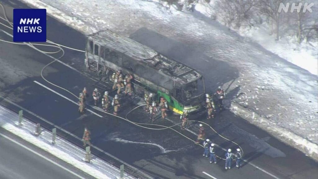 北海道 道央道でバス炎上 乗客避難 けが人なし - NHKニュース
