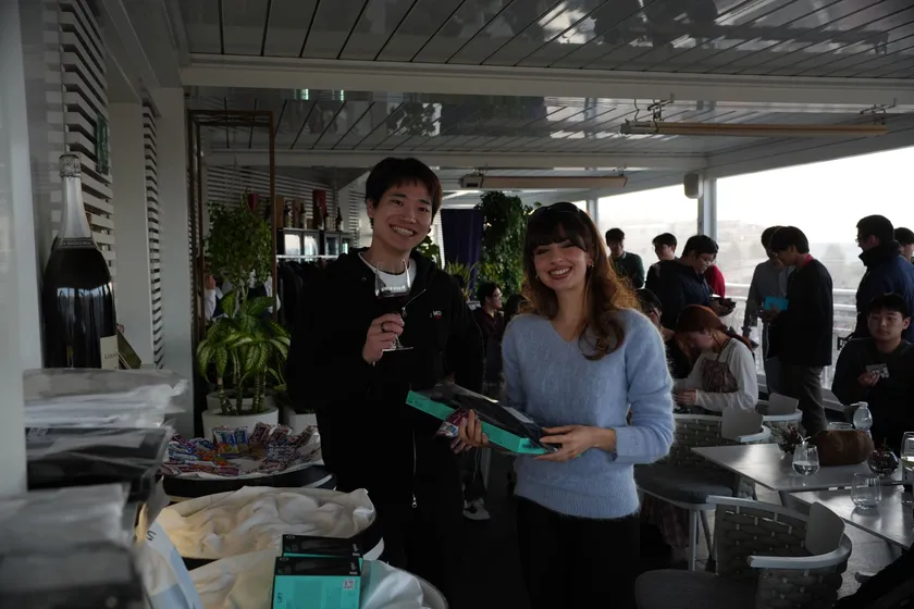 ビンゴ大会の景品授与の様子